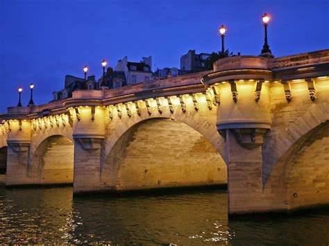 Il Pont Neuf: Un Gioiello Storico di Pietra e un Luogo Inaspettato per una Foto Perfetta!