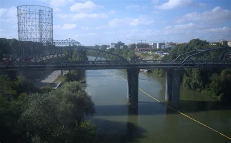 Il Ponte di Ferro Storico: Un'icona dell'ingegneria e un testimone del passato!