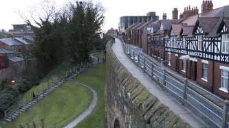 The Chester Roman Walls: Un Viaggio nel Passato con una Vista Fantastica!