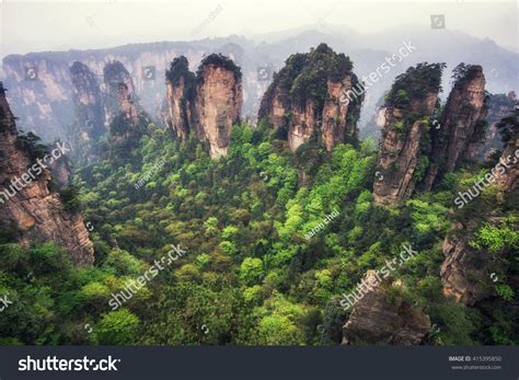 Yuanjiajie Scenic Area: Una Danza di Picchi Misteriosi e viste mozzafiato!