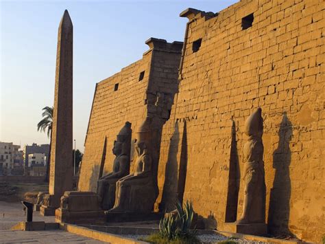  Il Tempio di Luxor! Una Spettacolare Eredità faraonica e una Perla del Tempo